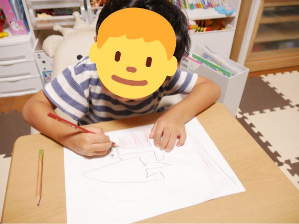 カブトムシの絵を描く息子